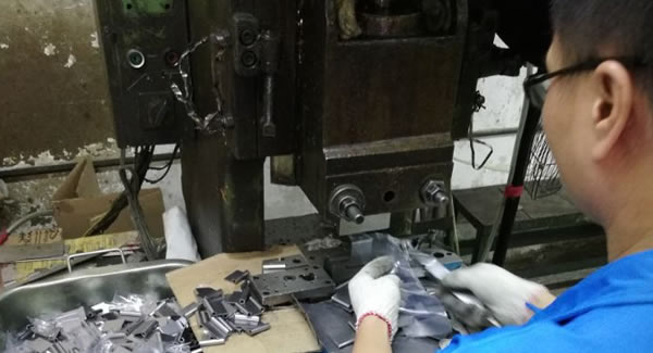 提倡天道酬勤,勤能補拙觀念，提高東莞合頁,東莞鉸鏈,東莞不銹鋼合頁的生產(chǎn)能力