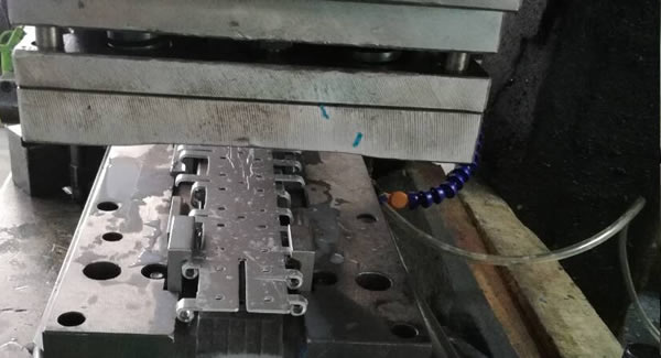 精業(yè)求精、用心生產(chǎn)高品質(zhì)高效率的東莞合頁(yè),東莞鉸鏈,東莞不銹鋼合頁(yè)?